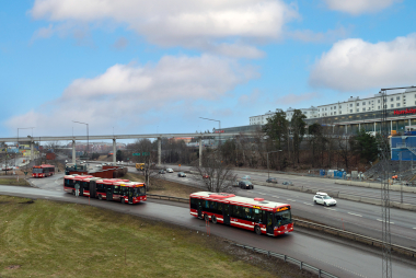 Två bussar som åker ned till motorvägen
